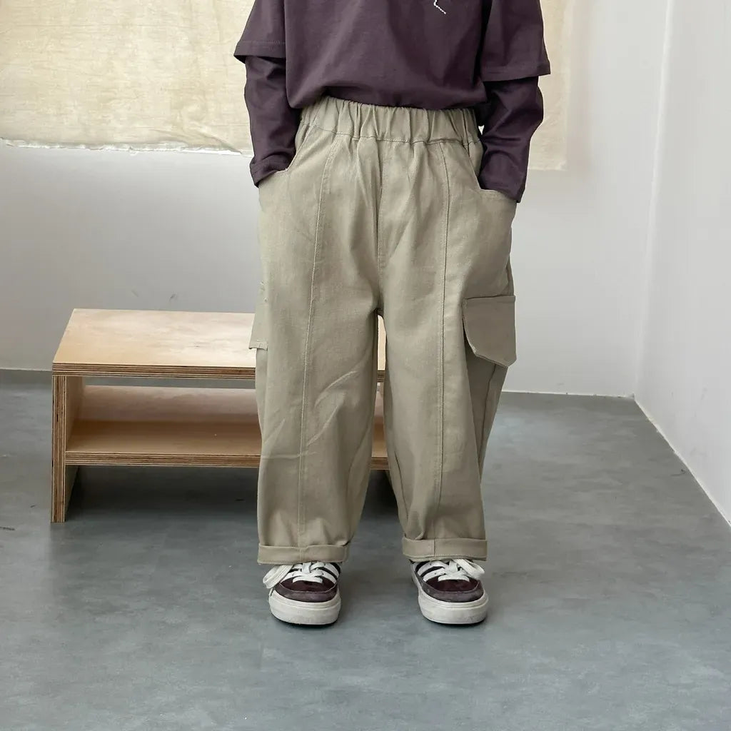 ワイドシルエットのカーゴパンツ(カーキ色)センターギャザーとサイドカーゴポケット