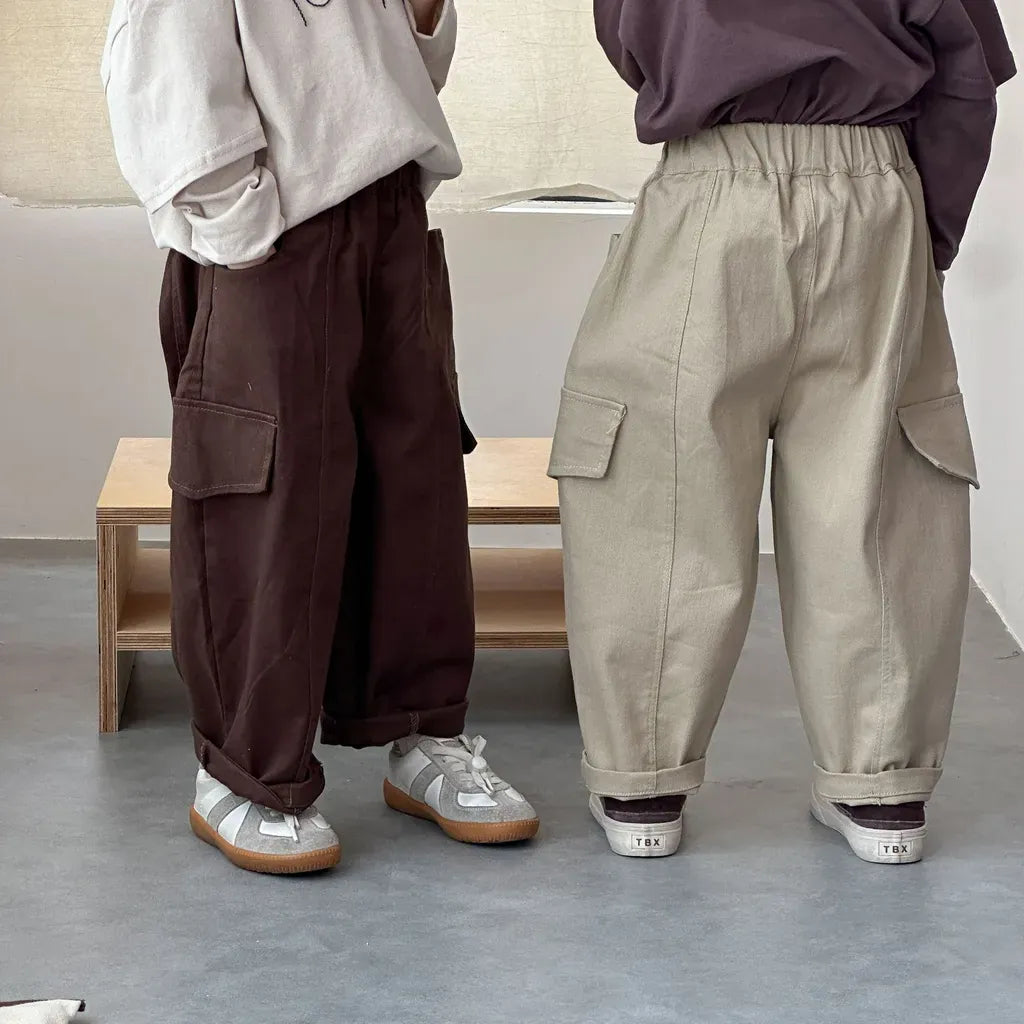 ワイドシルエットのカーゴパンツ(コーヒー色/カーキ)サイドカーゴポケットの立体感