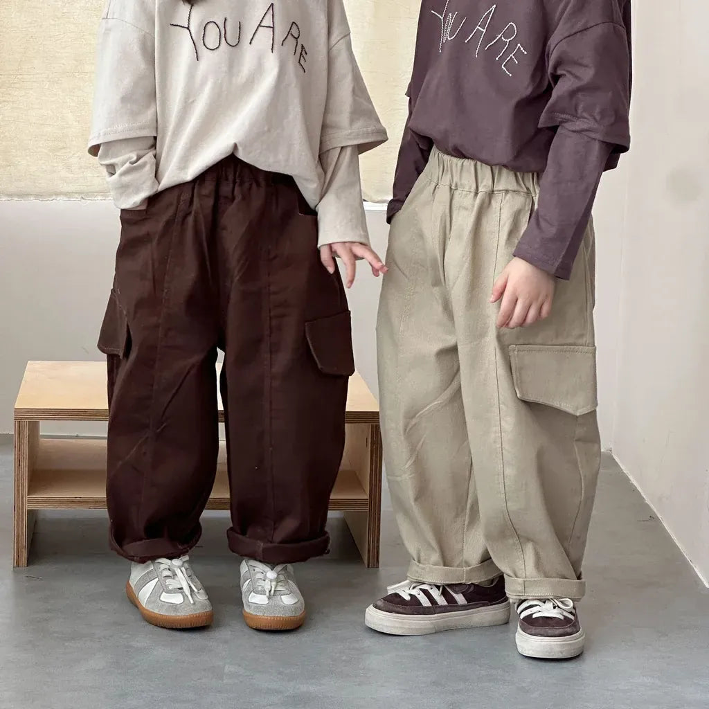 ワイドシルエットカーゴパンツ 裾まわり ダークブラウンとカーキを並べた着用