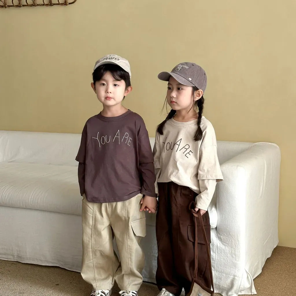 ワイドシルエットカーゴパンツ(ダークブラウン/カーキ)子ども着用 斜め立ち