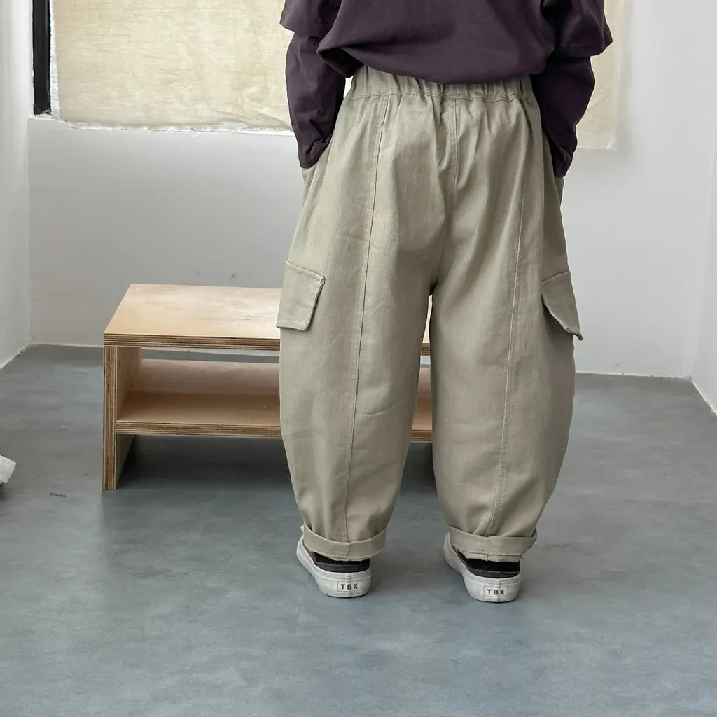 ワイドシルエットカーゴパンツ(カーキ色)バックにもポケット、裾はゴム仕様