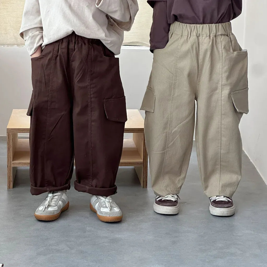 ワイドシルエットのカーゴパンツ(コーヒー色・カーキ)後ろ側フラップポケット付き