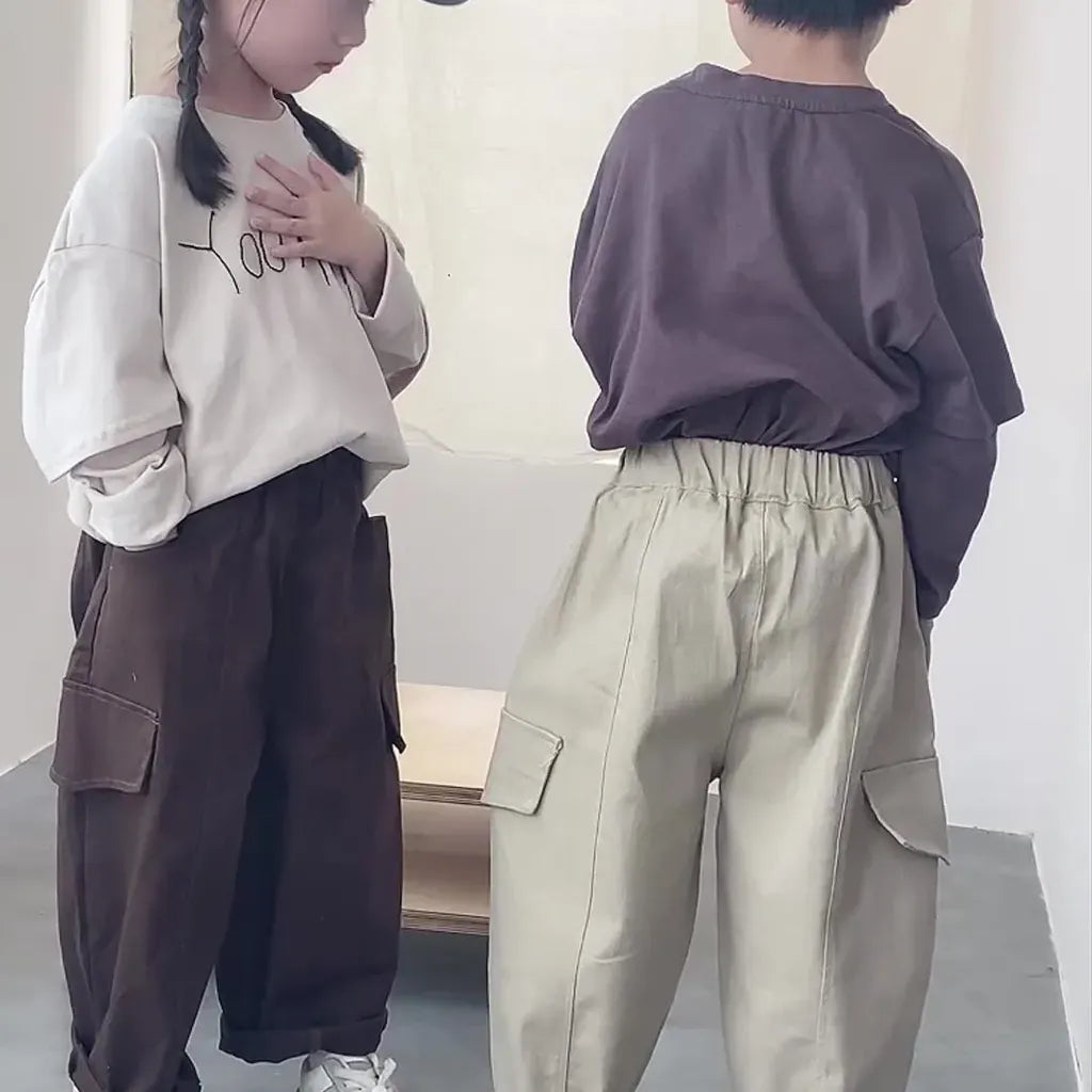 ライトベージュとダークグレーのワイドカーゴパンツ、バックにポケット