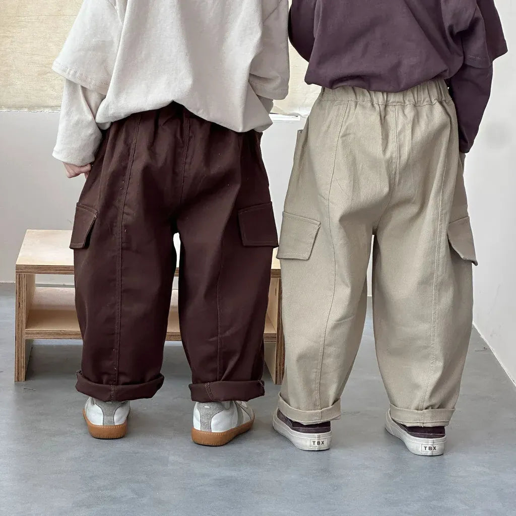 ワイドシルエットのカーゴパンツ(コーヒー色/カーキ)背面にもフラップポケット、裾リブ