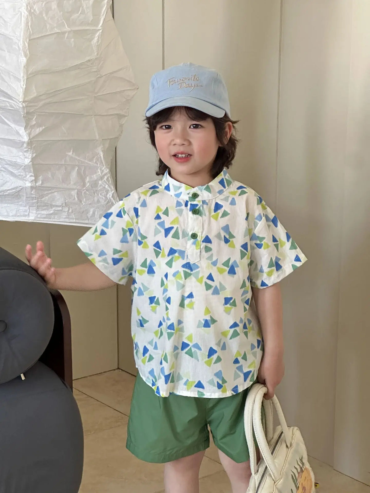 幾何学柄の子どもワンピース+ショートパンツ2点セット、フリル襟ペプラム、白地に青緑