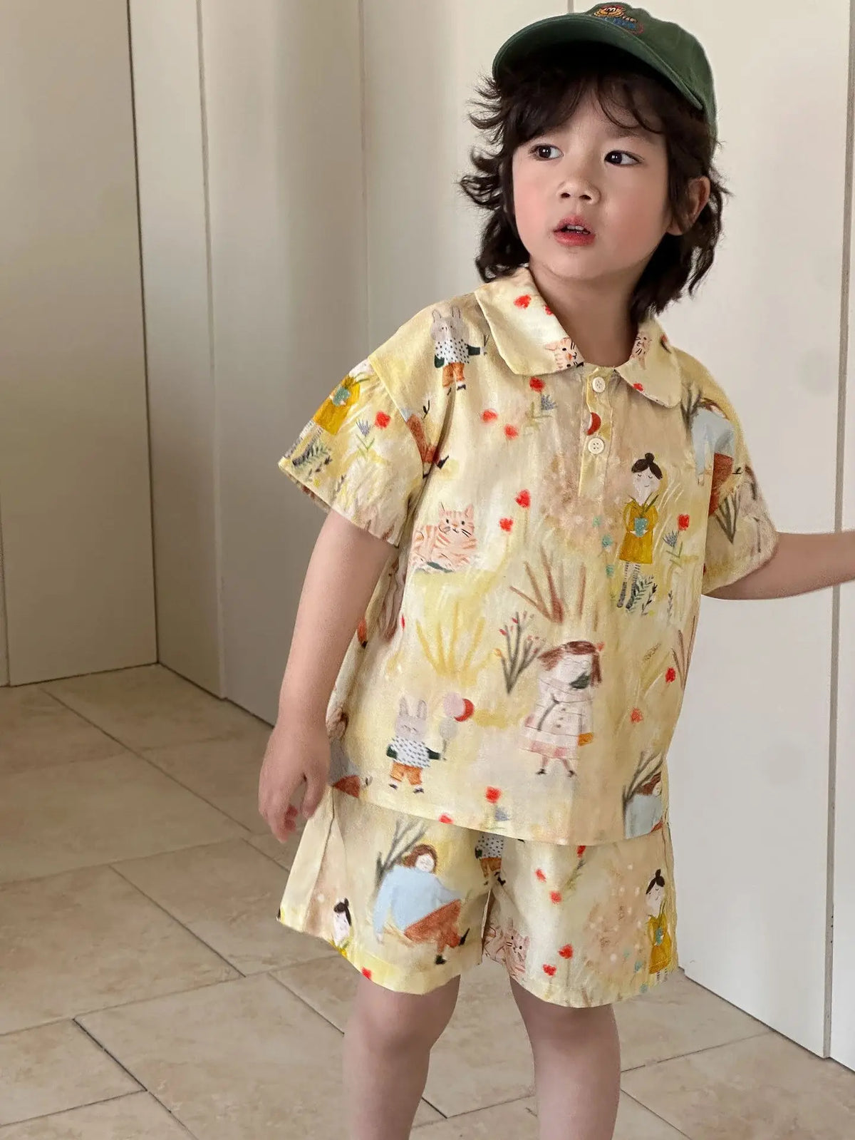 キッズ用半袖シャツ&ショートパンツ 生成り地の動物柄、セットアップ