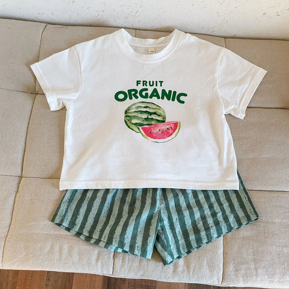 キッズ用セットアップ:白Tシャツ(スイカ柄)+グリーン縦ストライプ短パン