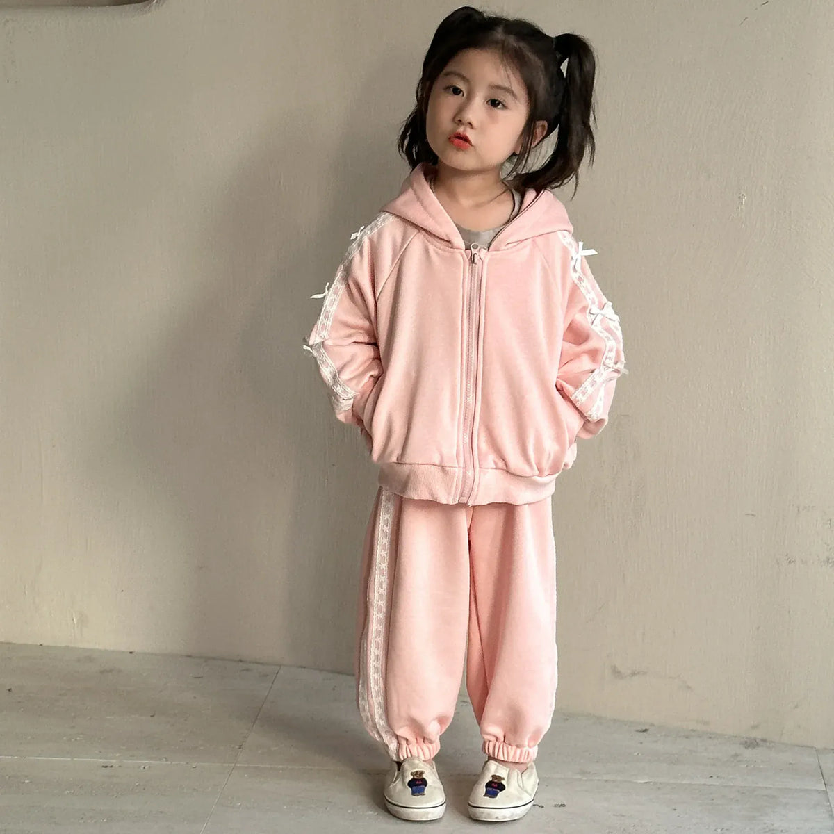 ピンクのキッズセットアップ、フード付きジップジャケット&ロングスウェットパンツ