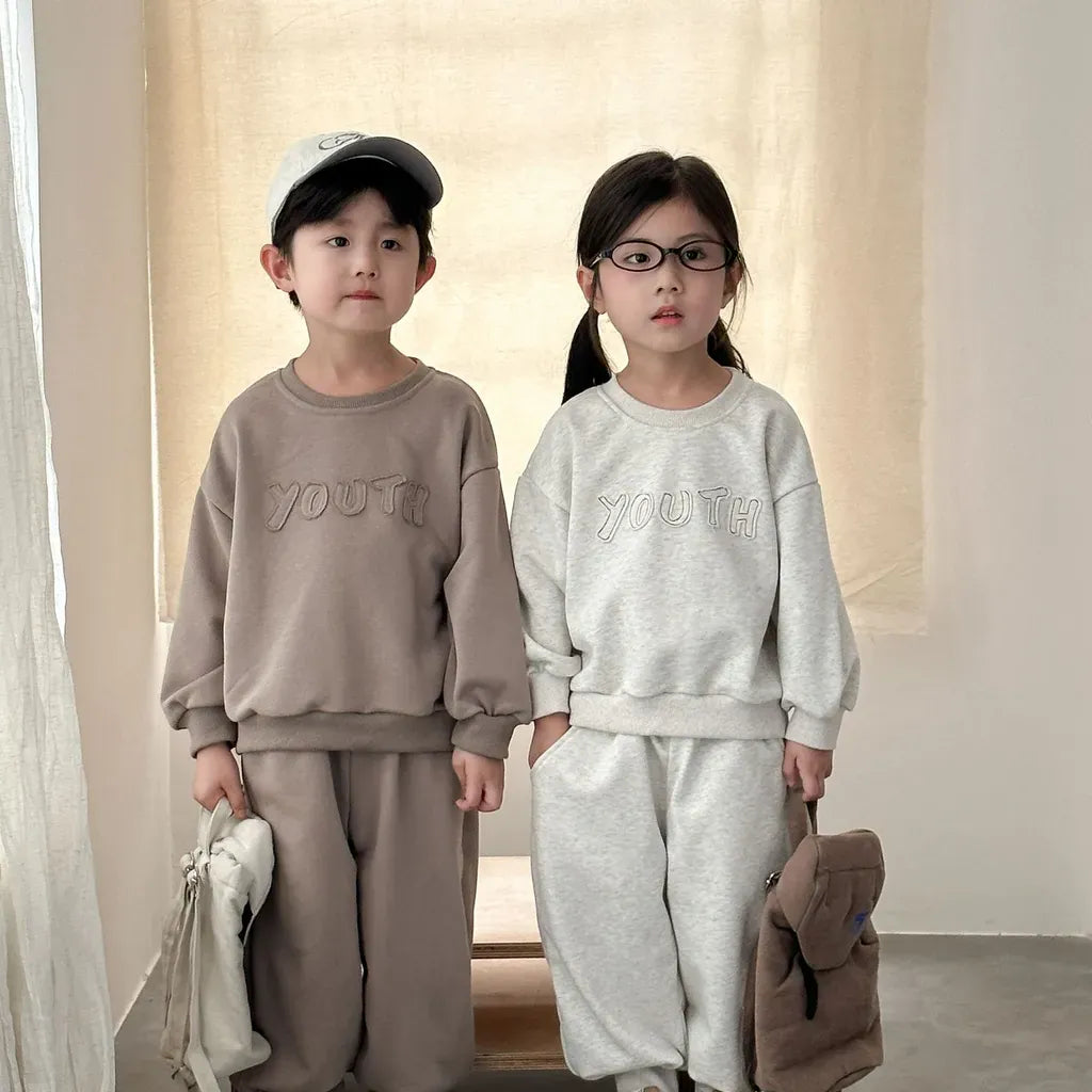 ブラウン系とライトグレーのユーススウェット上下セット、ロゴ刺繍トレーナー&パンツ