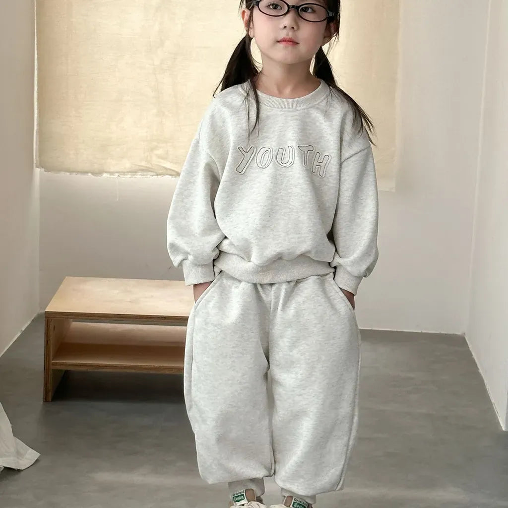 ライトグレーのユーススウェット上下セット、ロゴ刺繍トレーナー&ジョガーパンツ