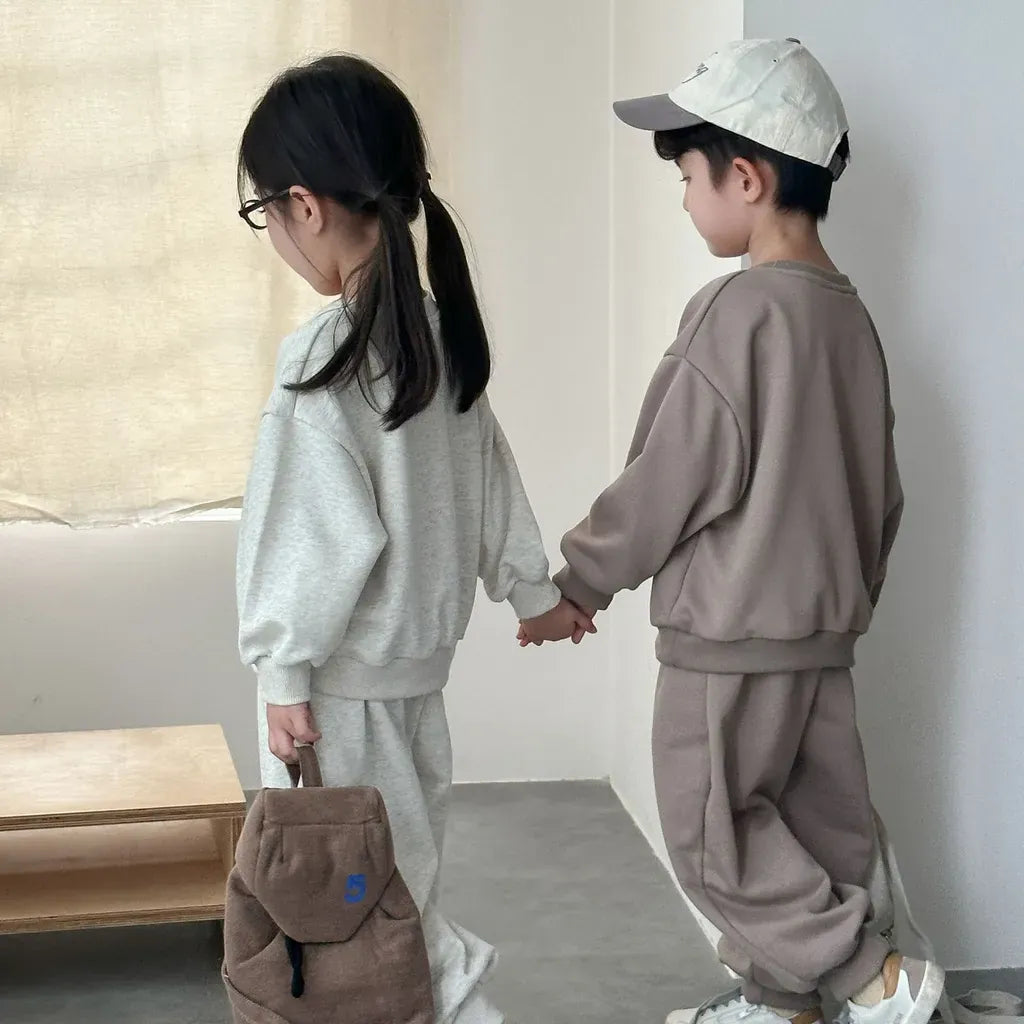 YOUTHロゴ刺繍入りスウェットセットアップ(横/後ろ姿、グレー系/ライトコーヒー色)