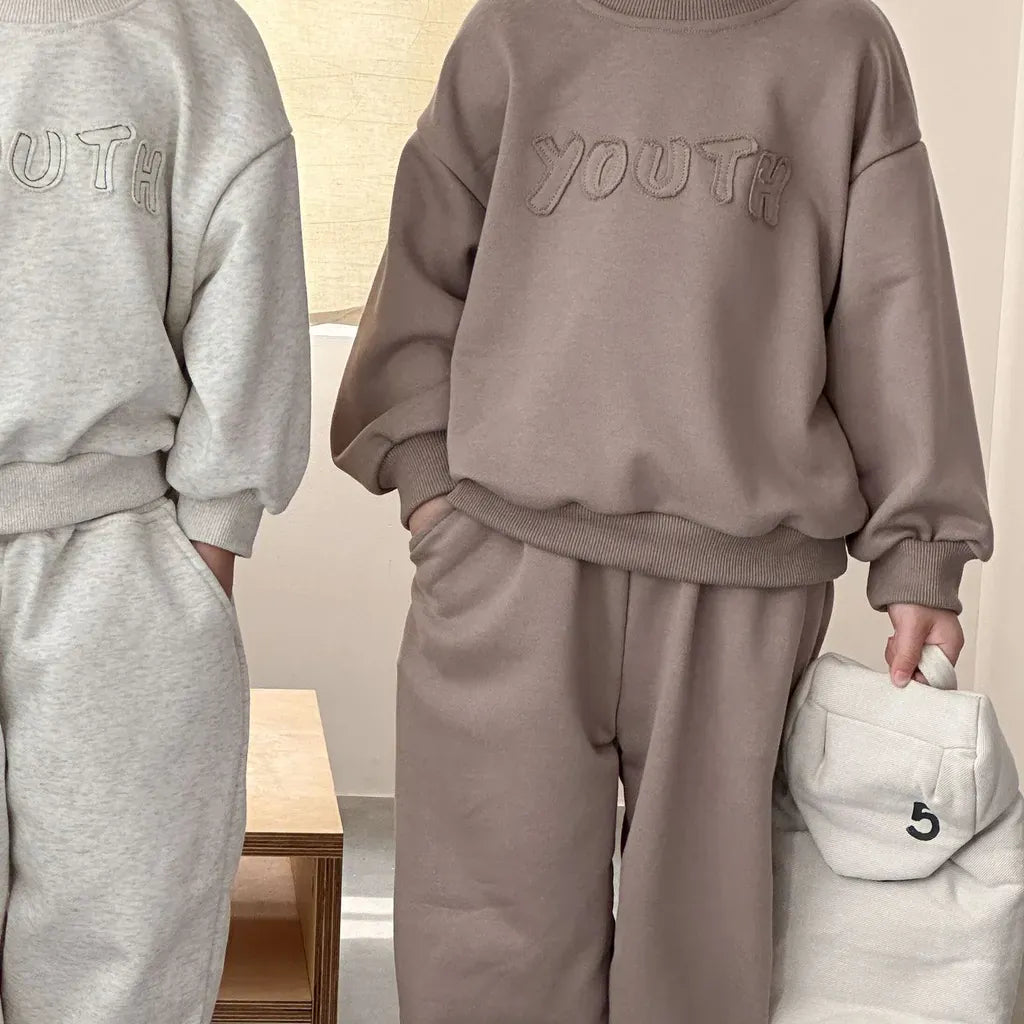 YOUTHロゴ刺繍入りスウェットセットアップ(ライトコーヒー色)上衣アップ