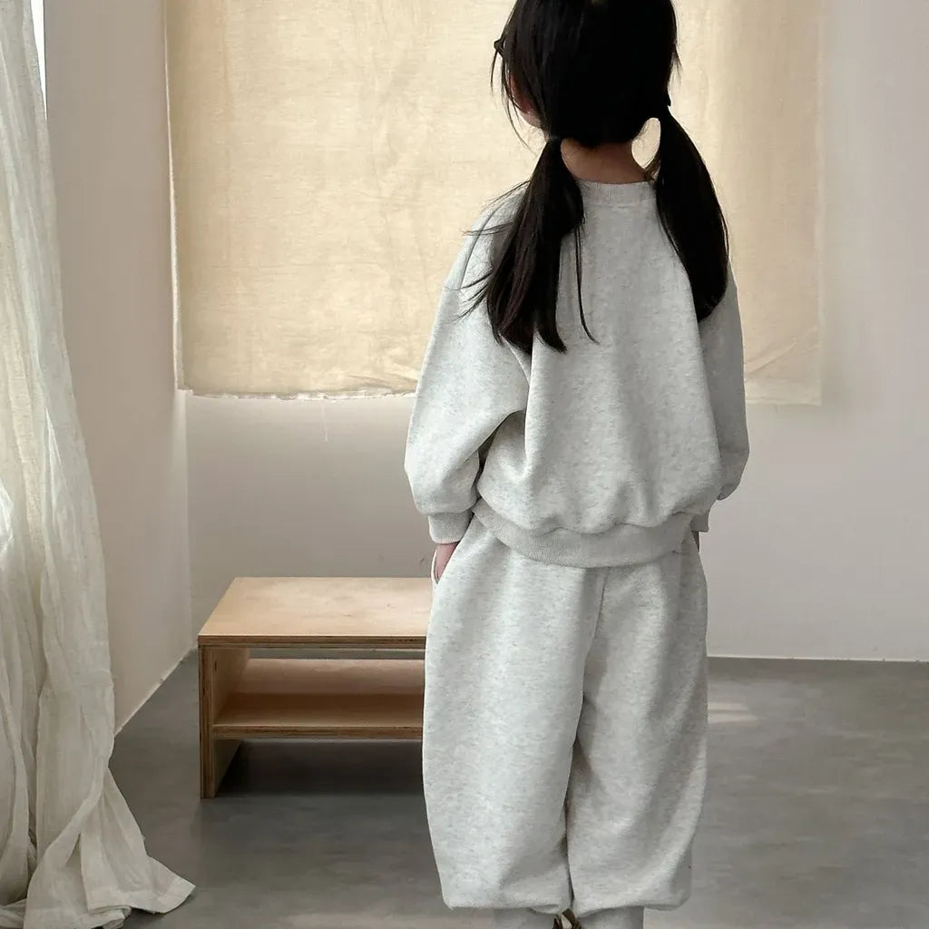 YOUTHロゴ刺繍入りスウェットセットアップ(グレー系)後ろ姿