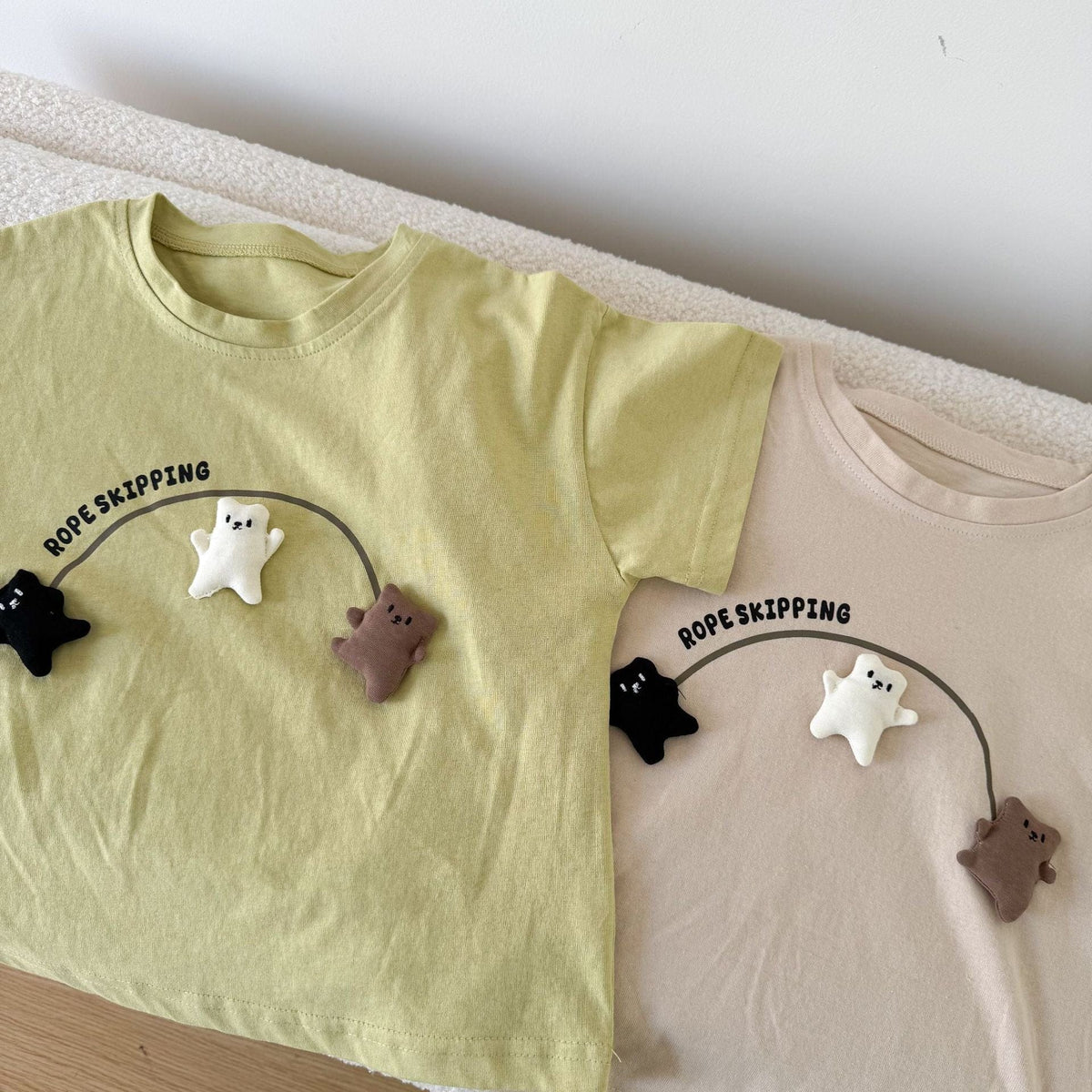 イエローグリーンとベージュの半袖Tシャツ、くまアップリケの前面