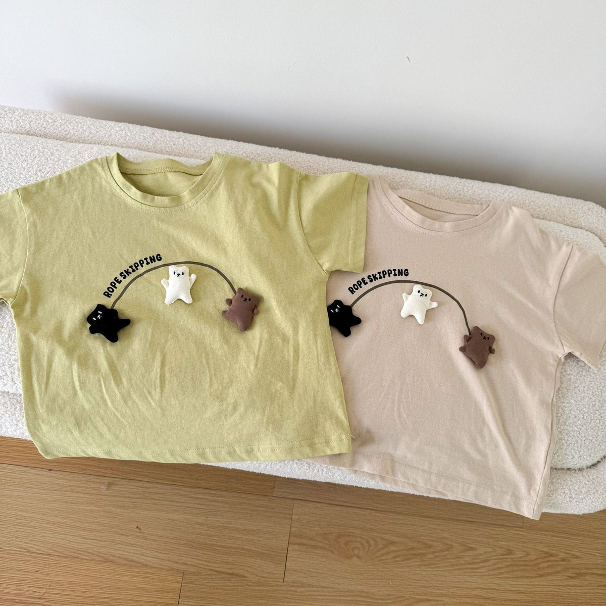 イエローグリーンとベージュの半袖Tシャツ、くまアップリケ