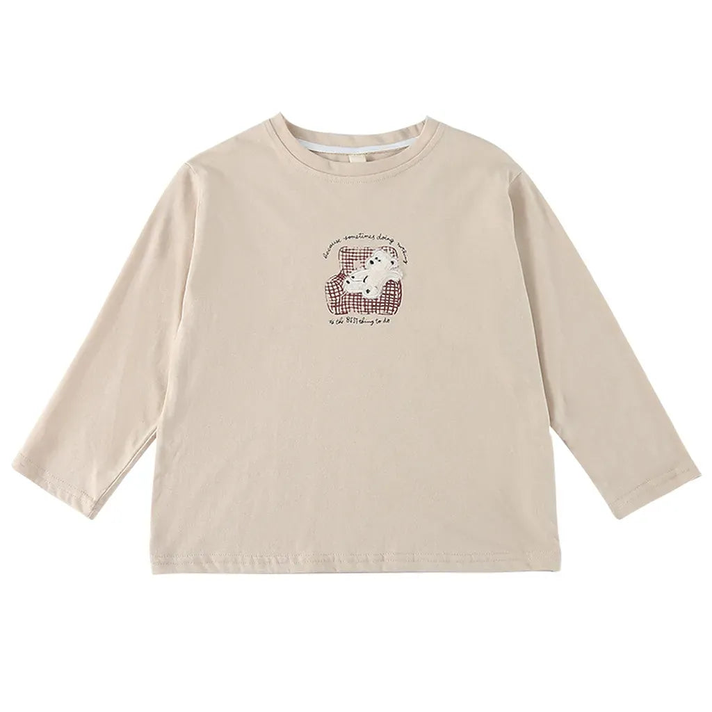 ベージュの長袖Tシャツ、くま刺繍のフロントデザイン