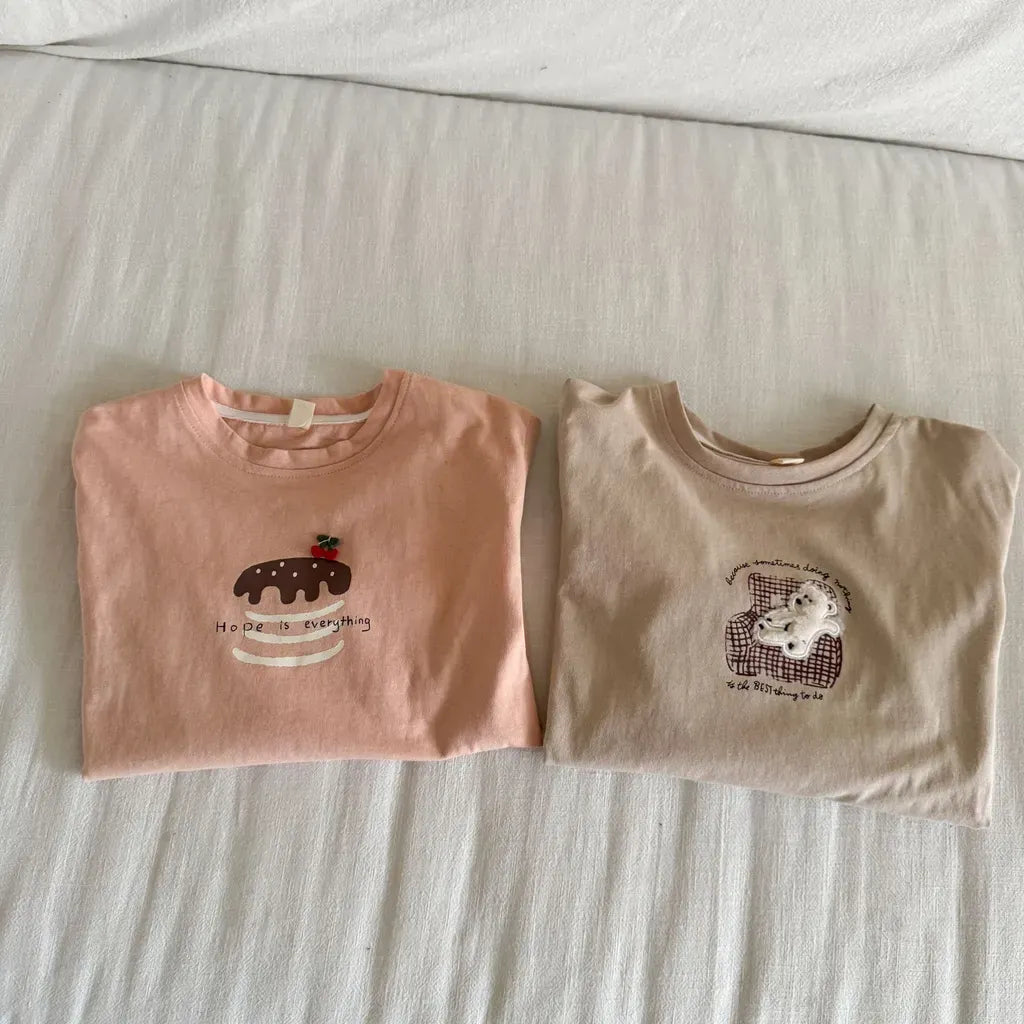 ピンクの長袖Tシャツ、胸のくま刺繍とワンポイントプリント