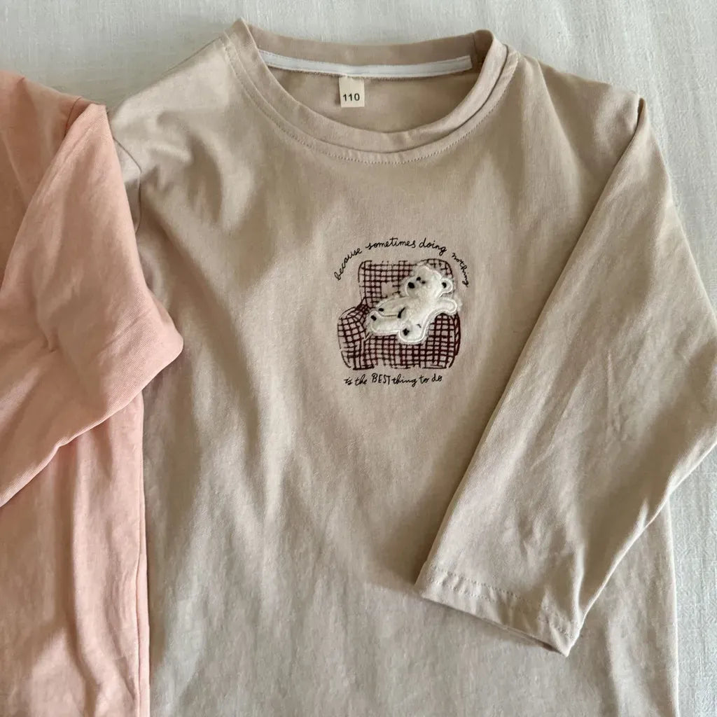 ベージュ長袖Tシャツ、くま刺繍ワッペン風デザイン