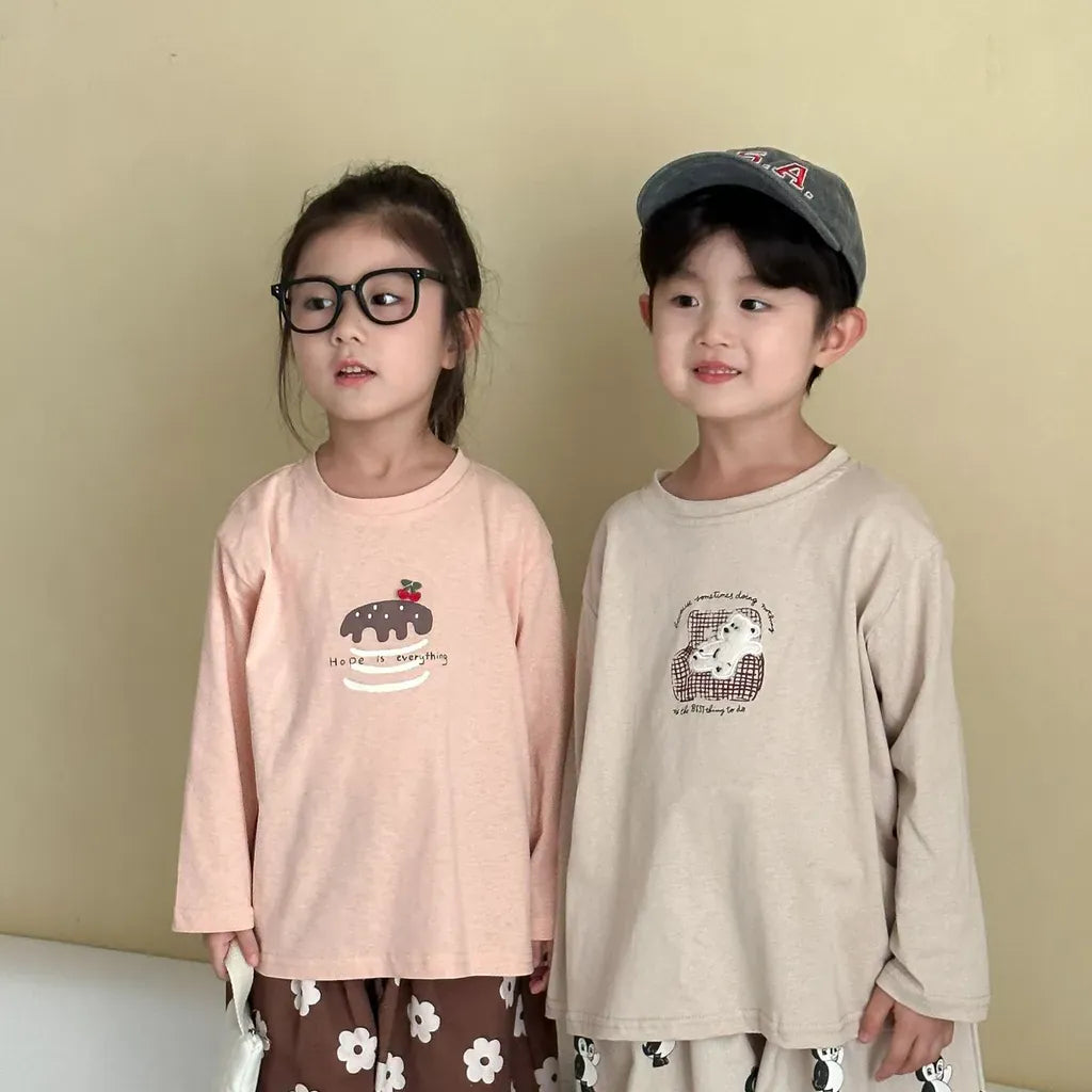 ピンクの長袖Tシャツとオフホワイトの長袖Tシャツ、胸にくま刺繍