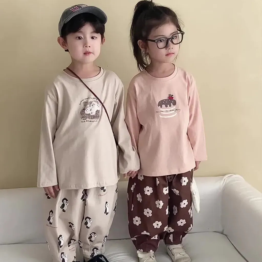 ピンクとオフホワイトの長袖Tシャツ、胸にくま刺繍のワンポイント