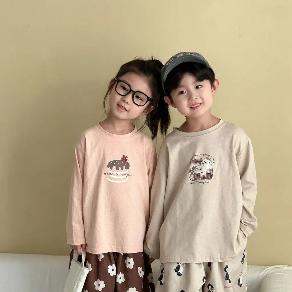 ピンクとオフホワイトの長袖Tシャツ、胸にそれぞれくま刺繍