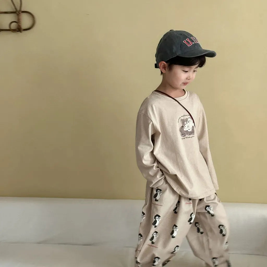 オフホワイトの長袖Tシャツ、胸にくま刺繍ワンポイント