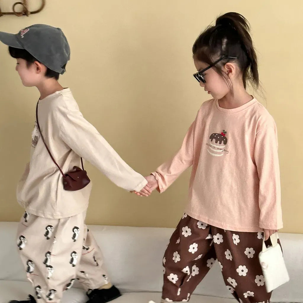 ピンクの長袖Tシャツ、胸にケーキモチーフのくま刺繍