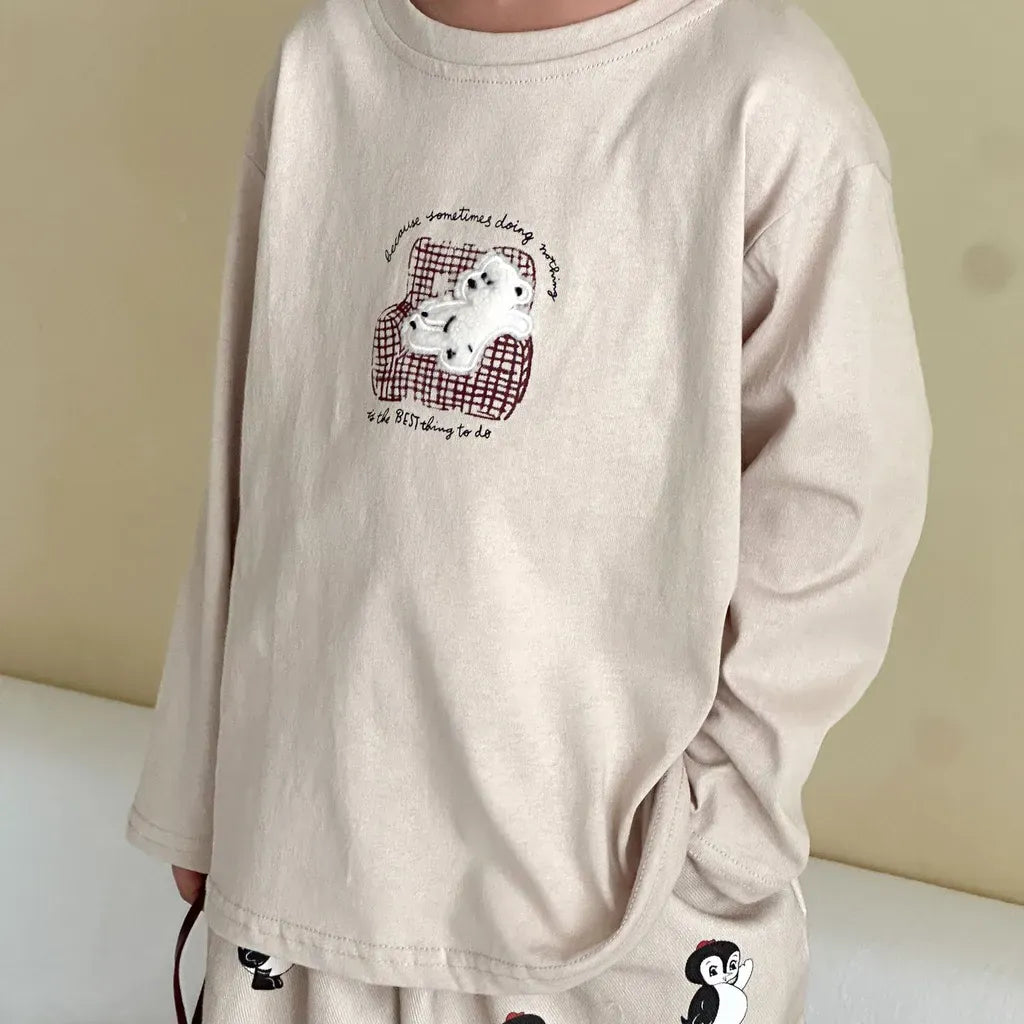 オフホワイトの長袖Tシャツ、胸にくま刺繍のワンポイント