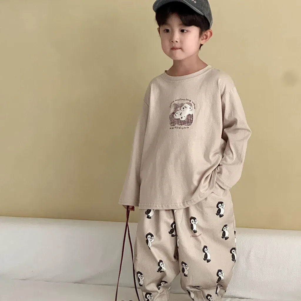 ベージュ系の長袖Tシャツ、胸のくま刺繍ワンポイント