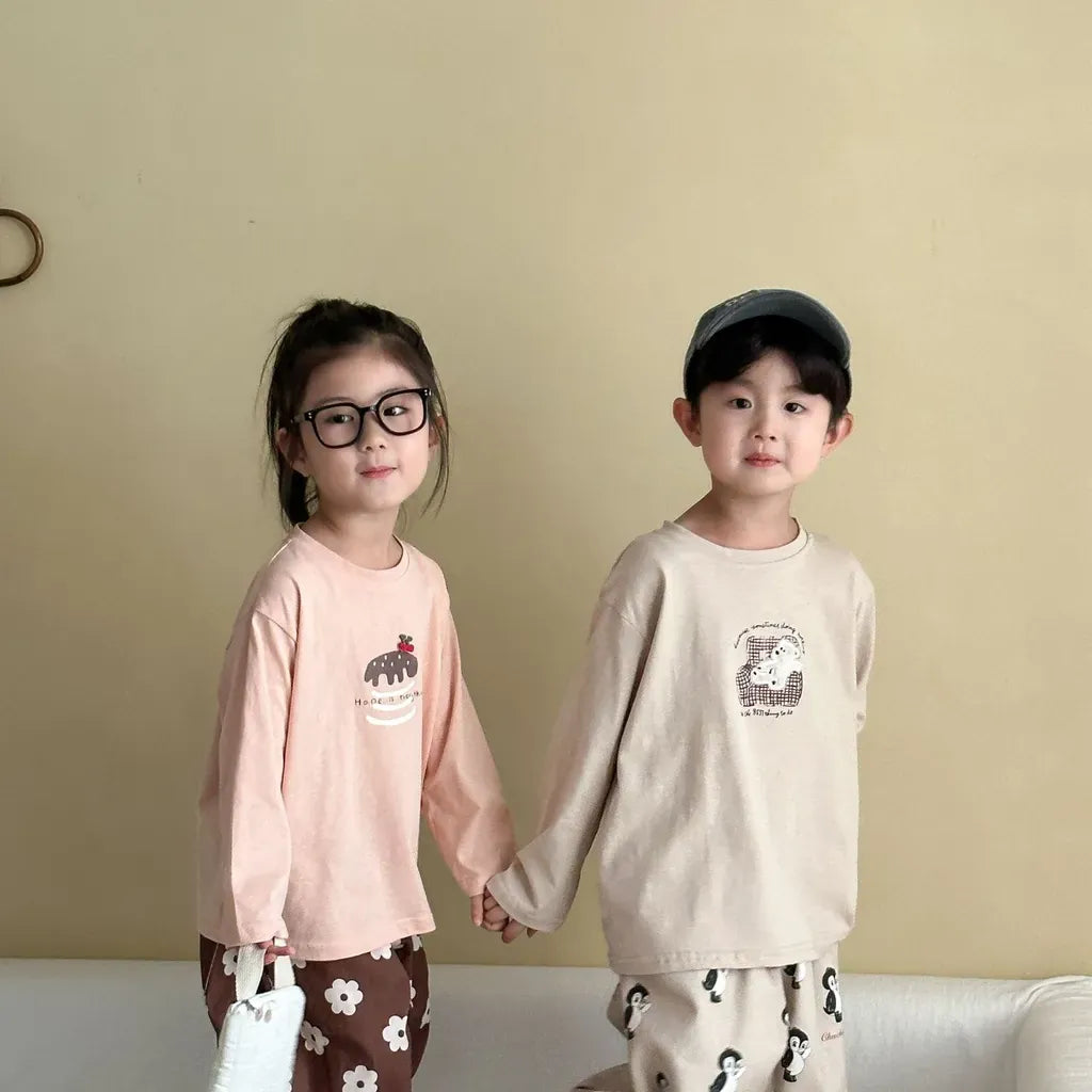 ピンクとベージュの長袖Tシャツ、胸のくま刺繍ワンポイント