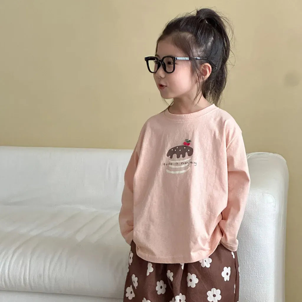 ピンクの長袖Tシャツ、胸にくま刺繍のイラスト