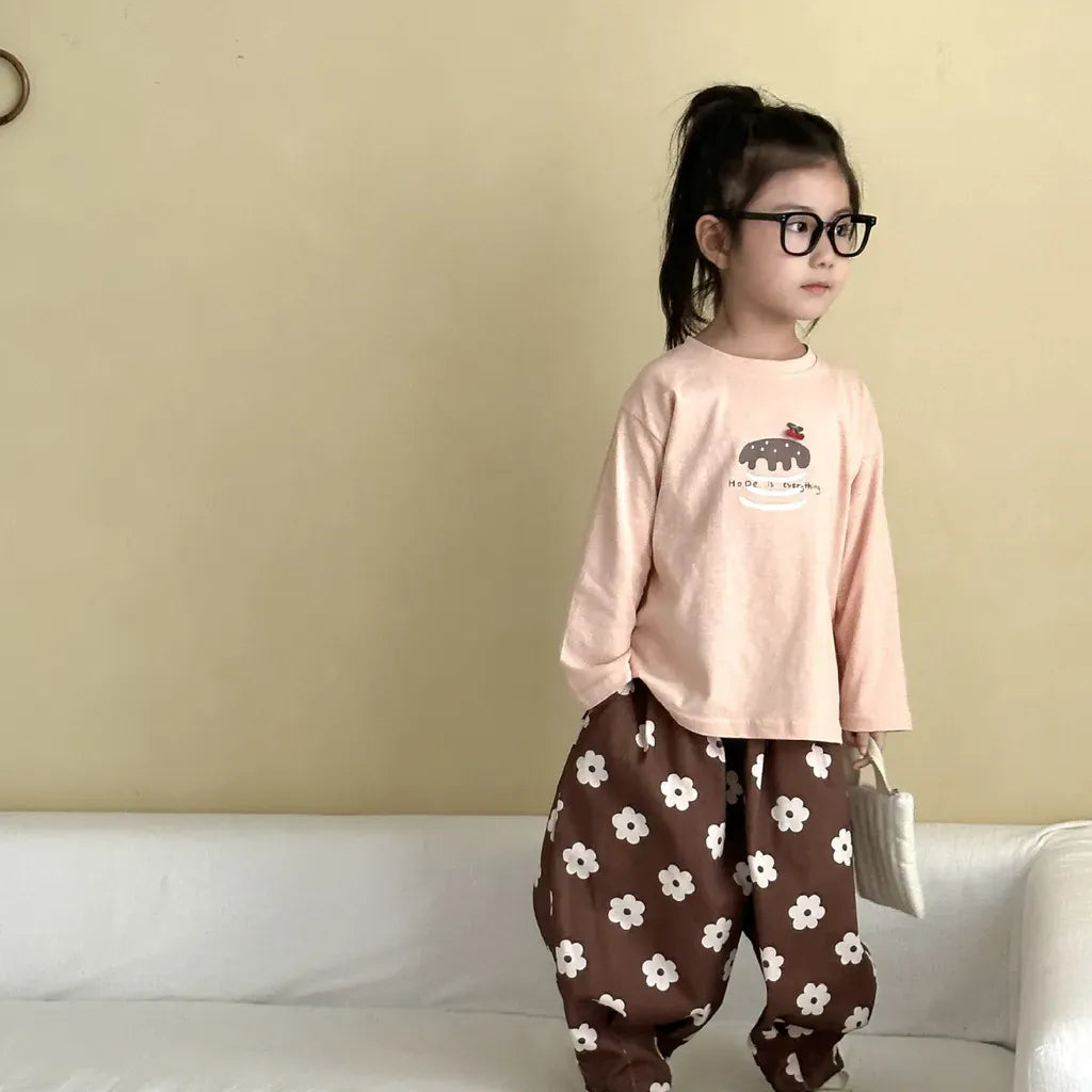 ピンクの長袖Tシャツ、胸のくま刺繍ワンポイント