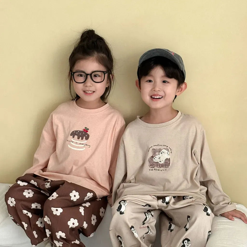 ピンクとベージュの長袖Tシャツ、胸のくま刺繍ワンポイント