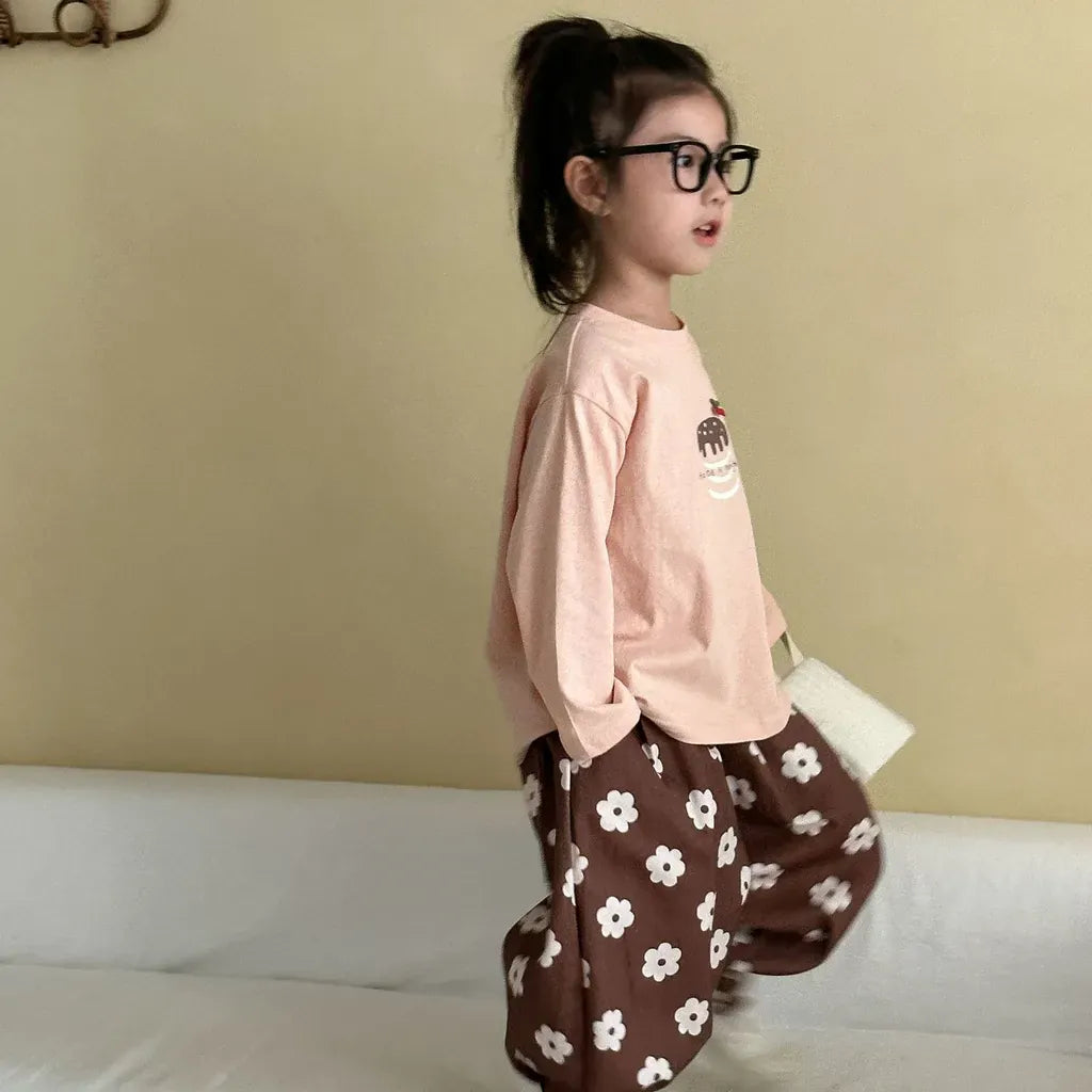 ピンクの長袖Tシャツ、胸にくま刺繍のワンポイント