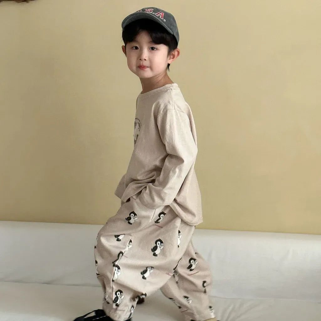ベージュ系の長袖Tシャツ、胸のくま刺繍ワンポイント