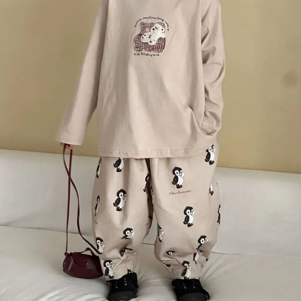 生成り色長袖Tシャツ、袖口と胸元刺繍デザインがはっきり見える