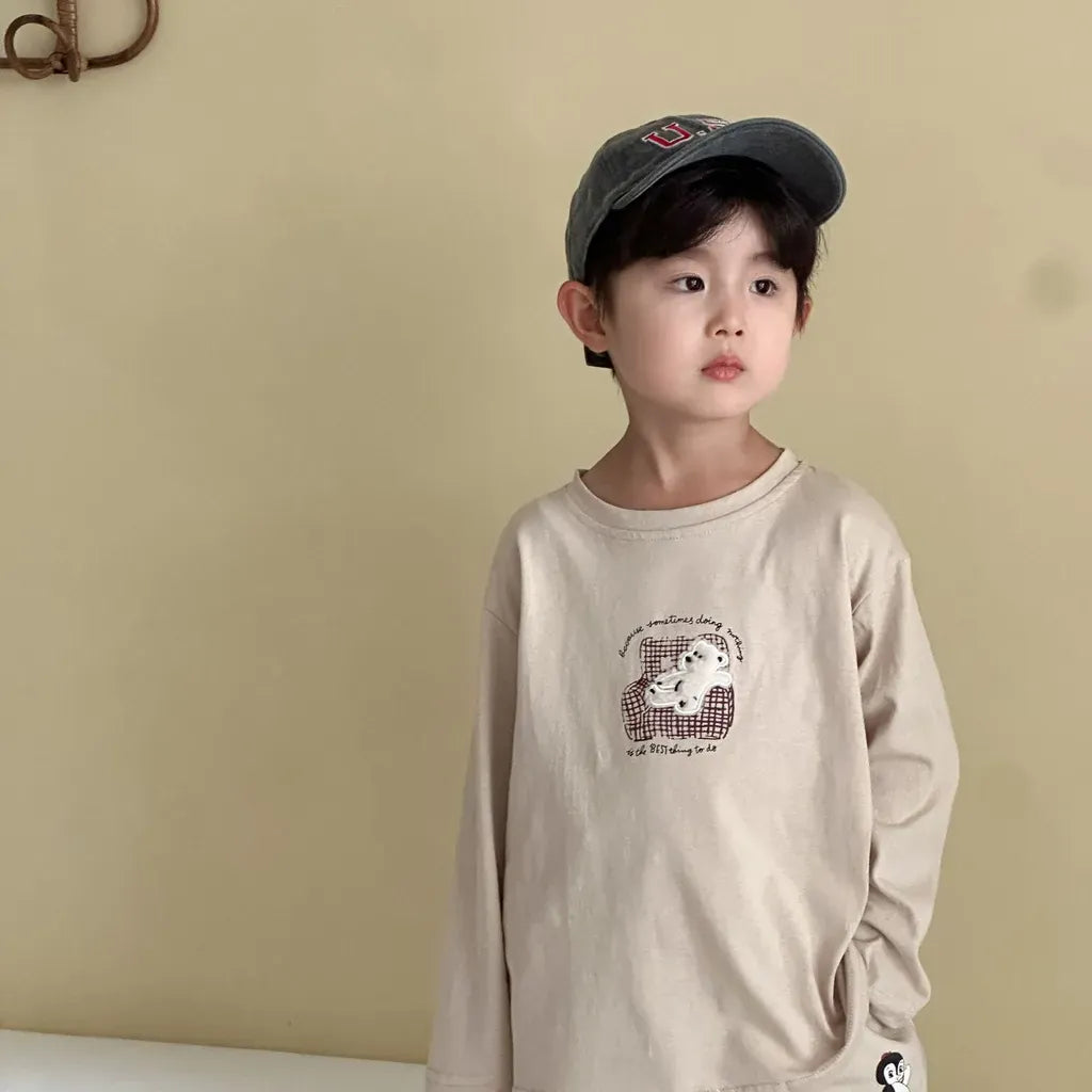 生成り色の長袖Tシャツ、フロントに刺繍デザインのクルーネック