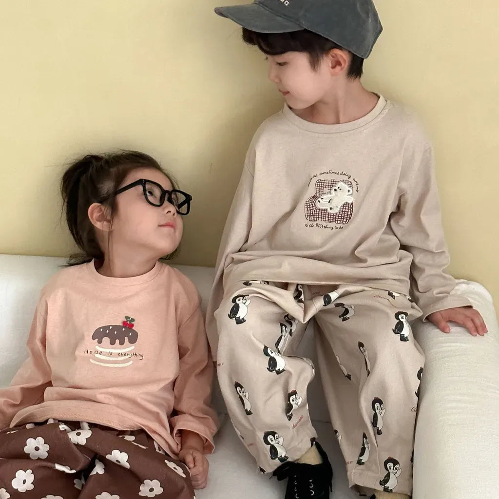 生成り色長袖Tシャツ、胸元の刺繍デザインとラウンドネック