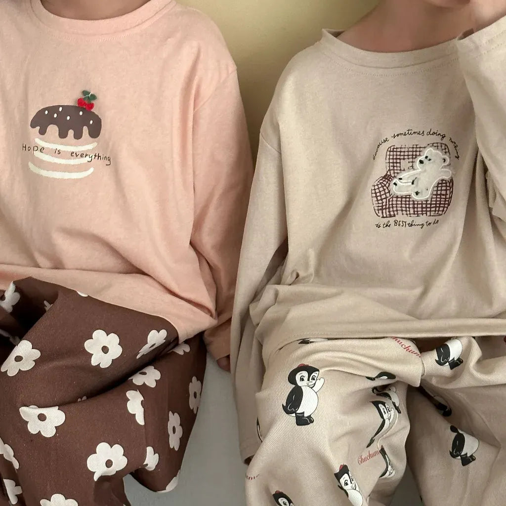 ピンクと生成りの長袖Tシャツ、胸元刺繍デザインをアップで表示