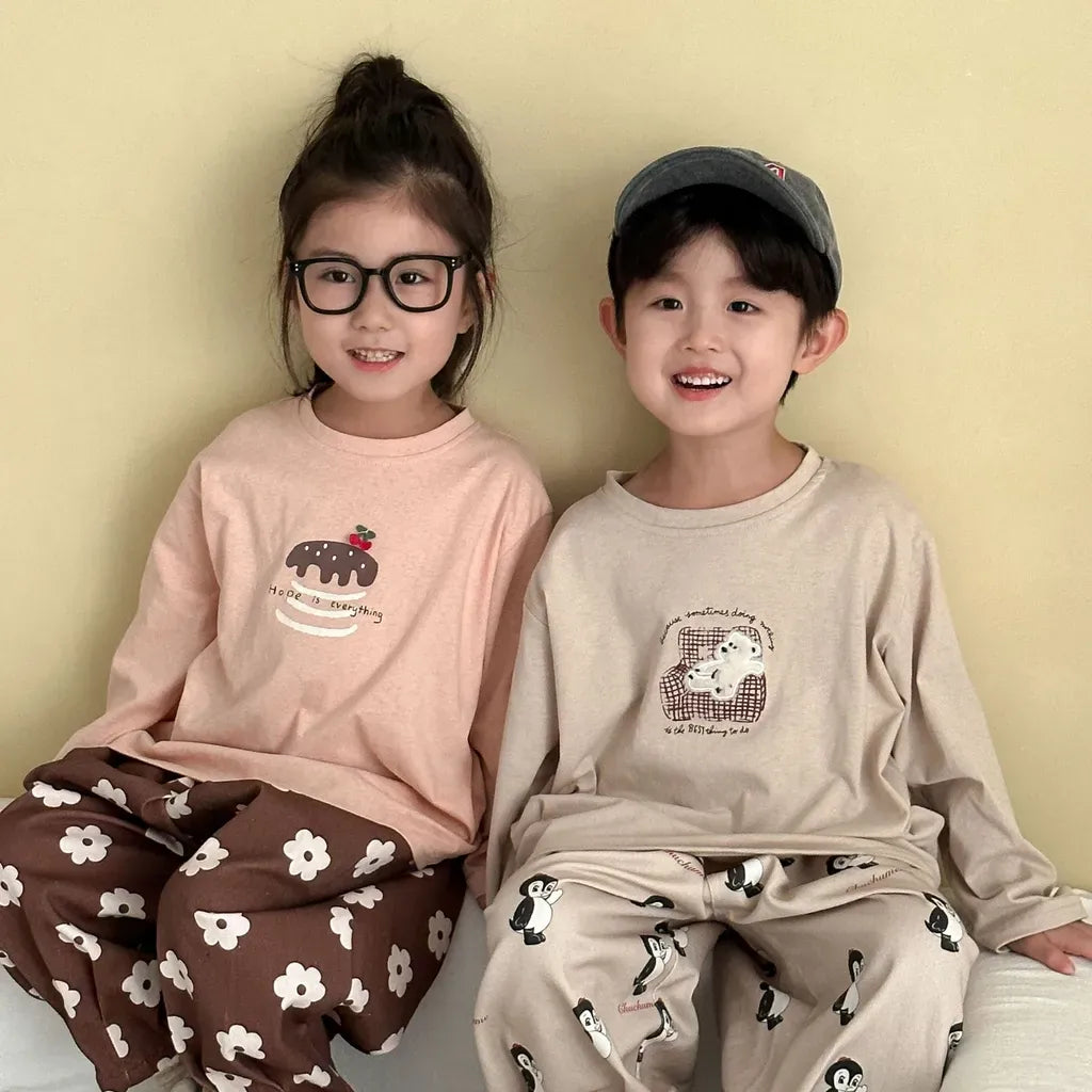長袖Tシャツ2枚セット、ピンクと生成り。胸元に刺繍デザイン