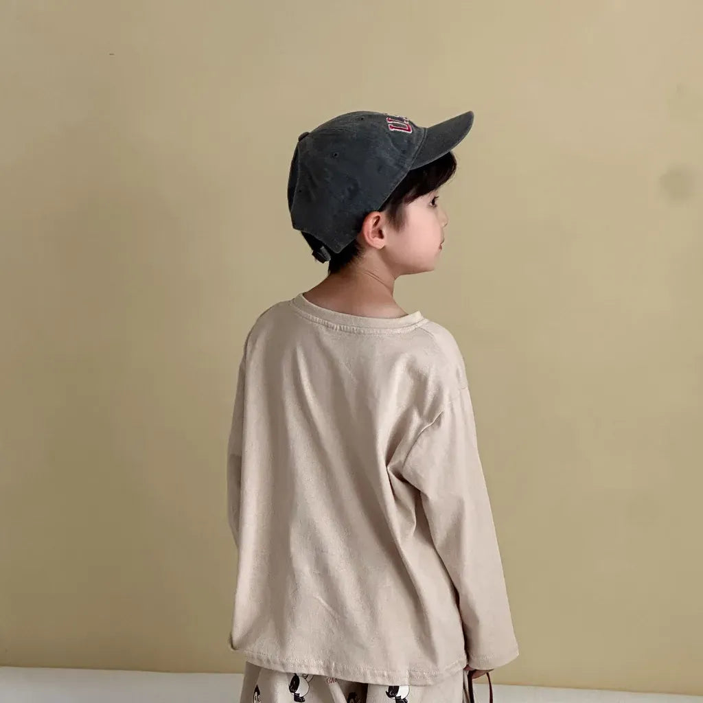 ベージュ長袖Tシャツ、背面シンプルデザイン