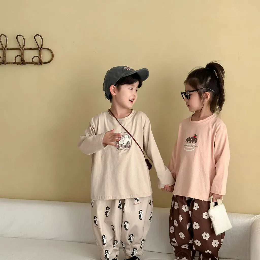 ピンクとベージュの長袖Tシャツ、くま刺繍デザイン