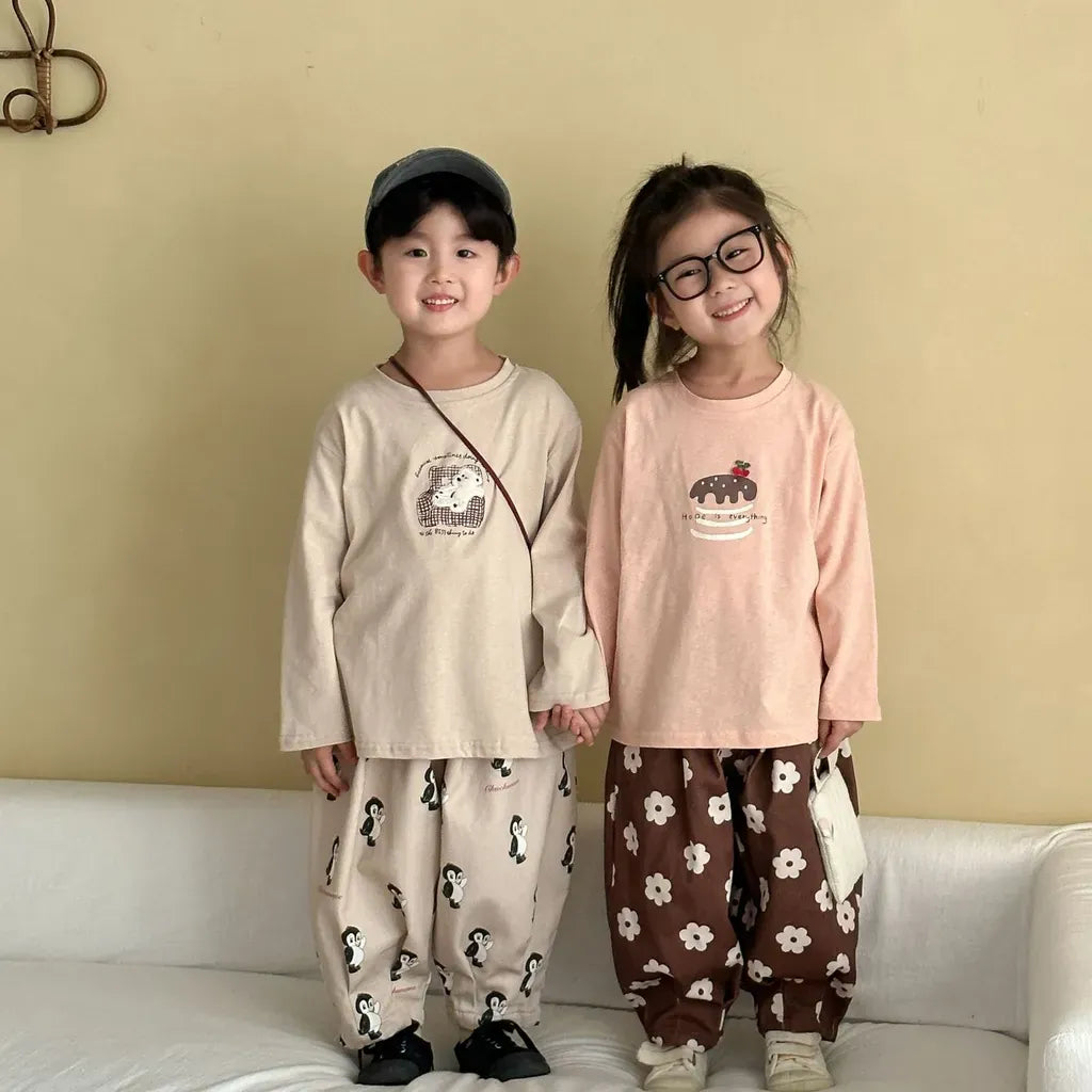 ピンクとベージュの長袖Tシャツ、くま刺繍つき