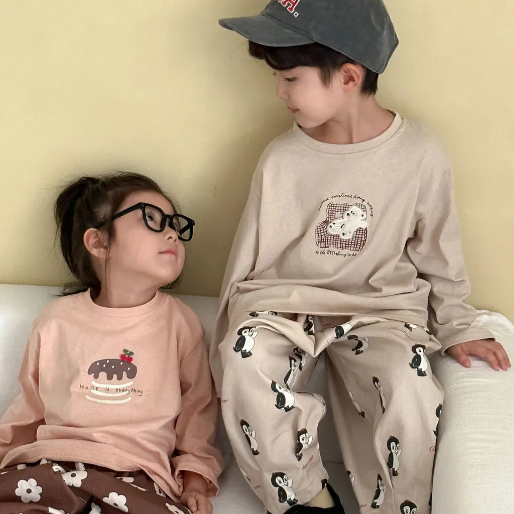 ピンク&ベージュの長袖Tシャツ、くま刺繍デザイン