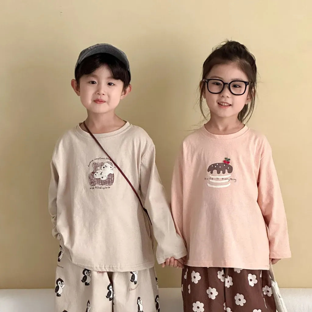 生成り色の長袖Tシャツ、胸元に刺繍デザインのクルーネック