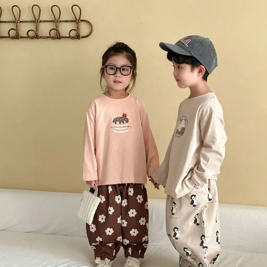 ピンクとベージュの長袖Tシャツ、くま刺繍つき