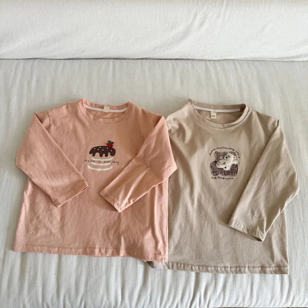 ピンクとベージュの長袖Tシャツセット、胸のくま刺繍