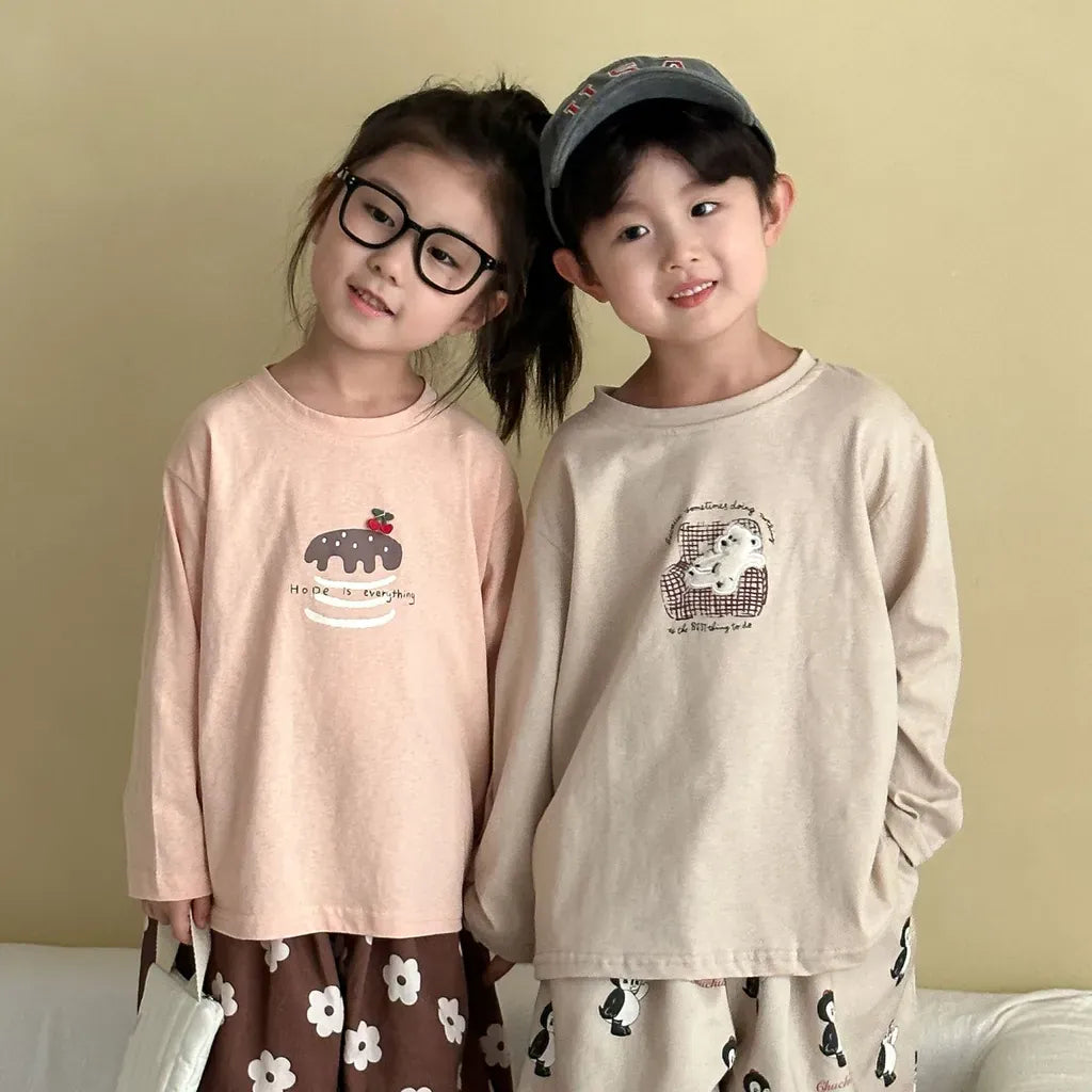 ピンクとオフホワイトの長袖Tシャツ、胸のくま刺繍が見える