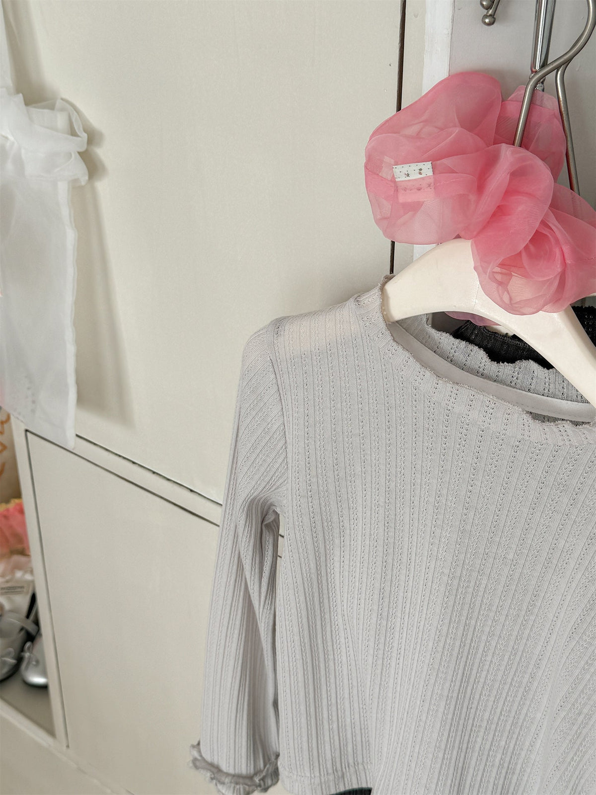 シアーなリブ編み長袖Tシャツ、ラッフル付きフリル袖口と裾