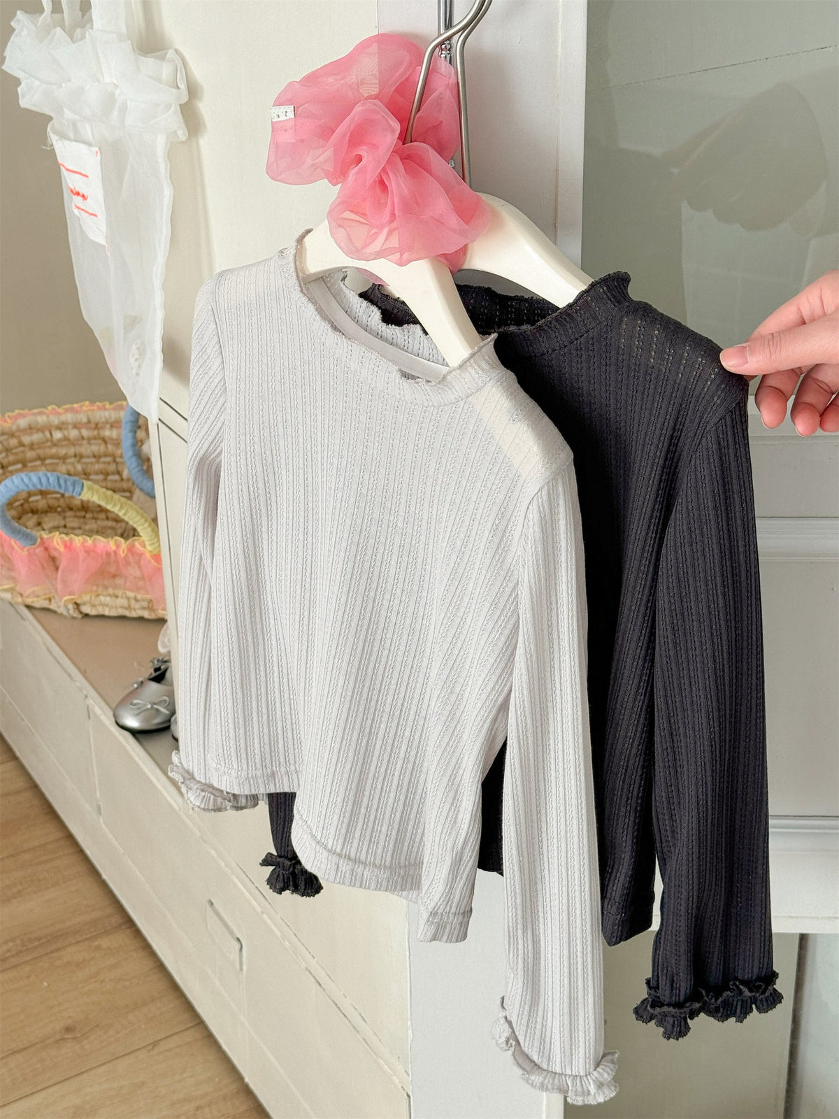 シアーリブ長袖Tシャツ(ダークグレー)細かなリブと透け感、袖口フリル
